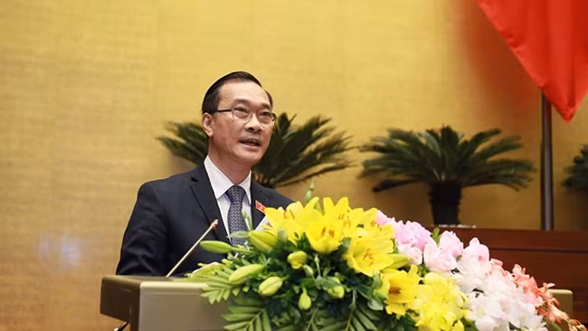 Chủ nhiệm Ủy ban Kinh tế của Quốc hội Vũ Hồng Thanh trình bày báo cáo tại phiên khai mạc. Ảnh: DUY LINH