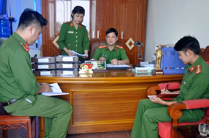 Hiếu (ngồi giữa) cùng CBCS Đội trao đổi kinh nghiệm trong đấu tranh phòng chống tội phạm kinh tế, môi trường.