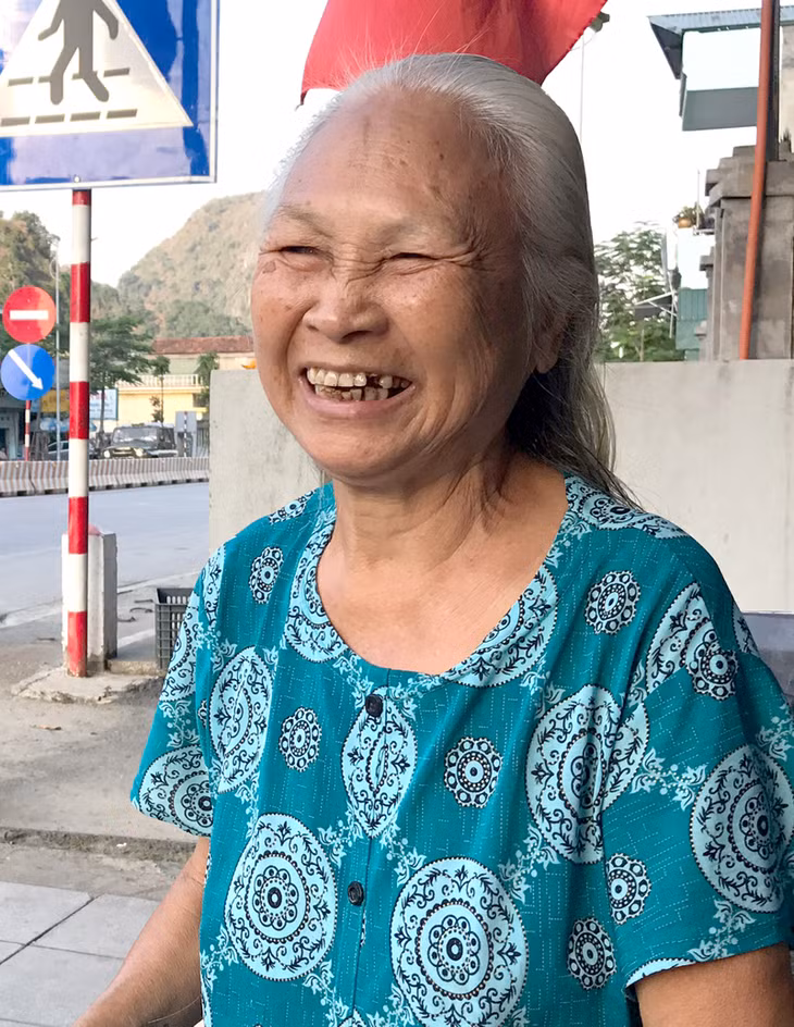 Bà Vũ Thị Hoa- người hàng ngày đưa học sinh qua đường.