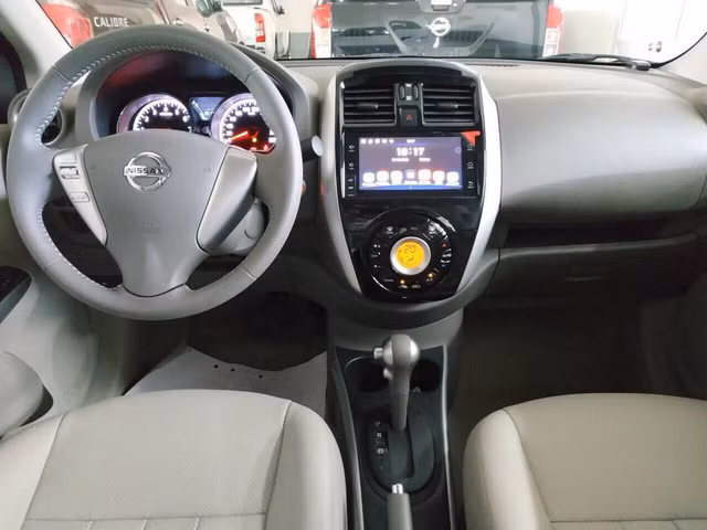Nội thất xe có những thay đổi chủ yếu ở bảng điều khiển trung tâm.