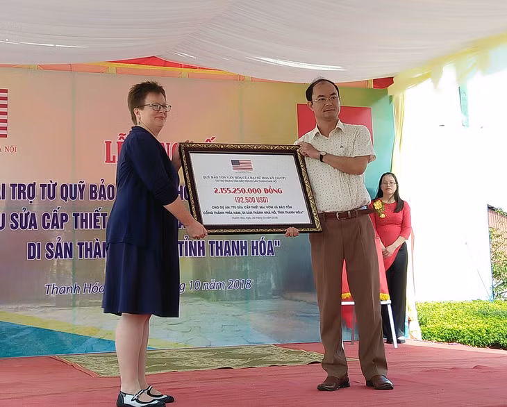 Bà Molly Stephenson - Tham tán Thông tin Văn hóa của Đại sứ quán Hoa Kỳ trao khoản tài trợ cho dự án tu sửa Di sản Thành Nhà Hồ (Ảnh: ĐSQ Hoa Kỳ tại Việt Nam)