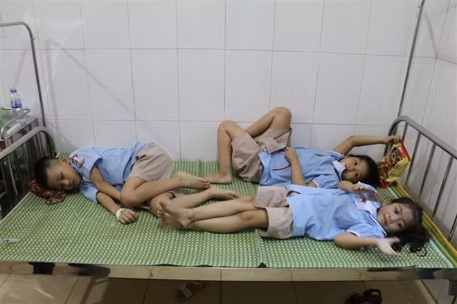 Học sinh được điều trị tại Trung tâm Y tế thành phố Ninh Bình. (Ảnh: Ninh Đức Phương/TTXVN)