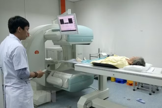 Điều trị cho bệnh nhân ung thư. (Ảnh: TTXVN)