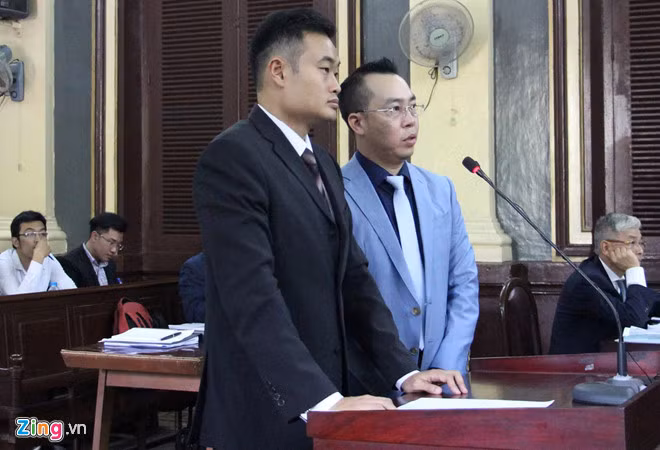 CEO của Grab tại Việt Nam (vest đen) tại phiên tòa. Ảnh: Hoài Thanh.