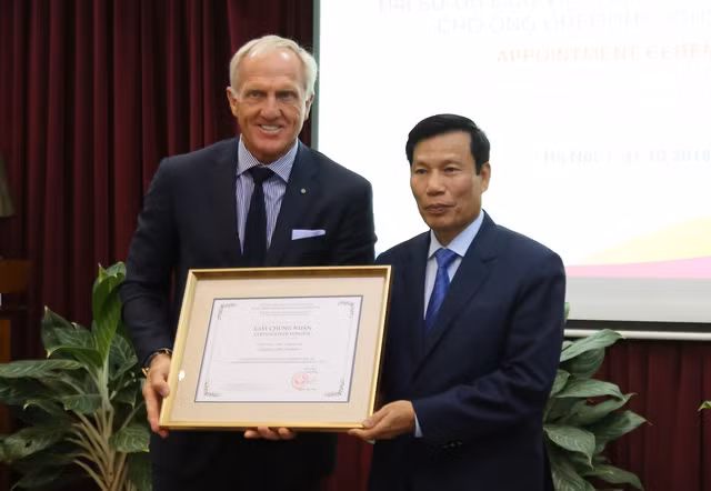 Bộ trưởng Nguyễn Ngọc Thiện trao quyết định bổ nhiệm cho ông Greg Norman.