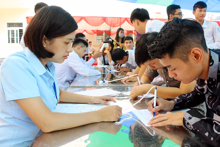 Người lao động đăng ký tham gia tuyển dụng tại phiên giao dịch việc làm huyện Hoành Bồ năm 2018.
