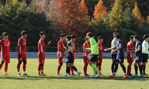 Cầu thủ hai đội làm thủ tục trước trận đấu. Ảnh: Onsport.