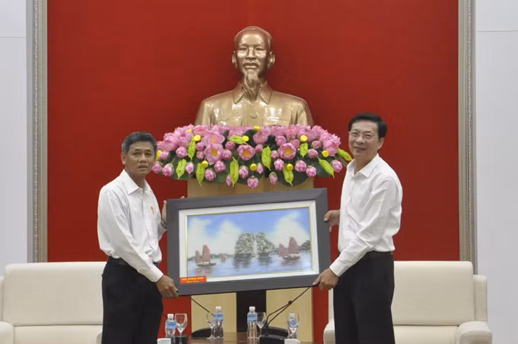 Đồng chí Nguyễn Văn Đọc tặng bức tranh