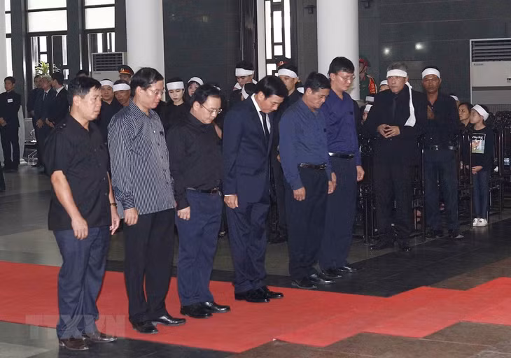 Đoàn Tỉnh ủy, HĐND, UBND, Ủy ban MTTQ Việt Nam tỉnh Điện Biên, do đồng chí Trần Văn Sơn, Ủy viên Trung ương Đảng, Bí thư Tỉnh ủy Điện Biên dẫn đầu, viếng nguyên Tổng Bí thư Đỗ Mười. (Ảnh: TTXVN)