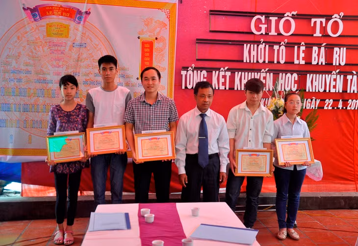  Dòng họ Lê Bá Ru trao thưởng cho các gương mặt tiêu biểu có thành tích xuất sắc trong học tập