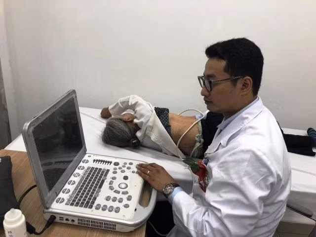 Các bác sĩ Bệnh viện Bạch Mai khám bệnh cho người dân tại cơ sở mới.