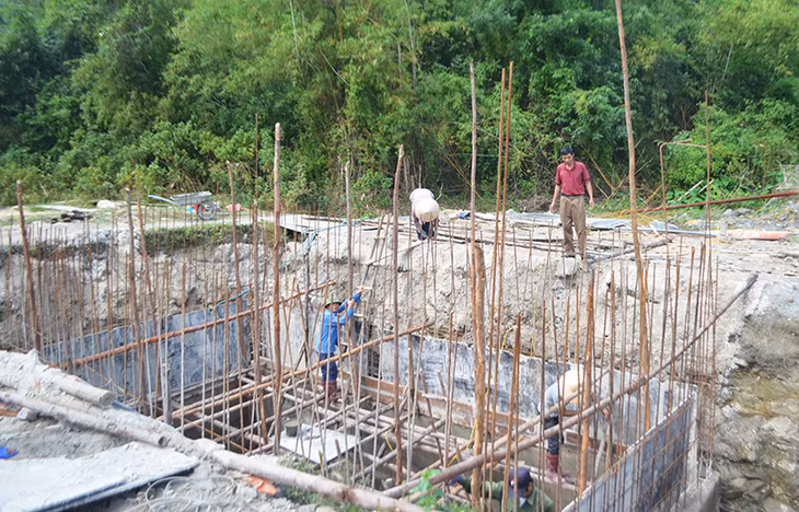 Sắp tới giếng nước hoàn thiện, cung cấp thêm nguồn nước sinh hoạt cho bà con khu tái định cư thôn Bản Sen