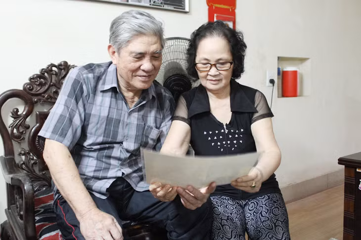 Nghệ sĩ Hồ Tháp và vợ ôn lại những kỷ niệm trên sân khấu kịch.