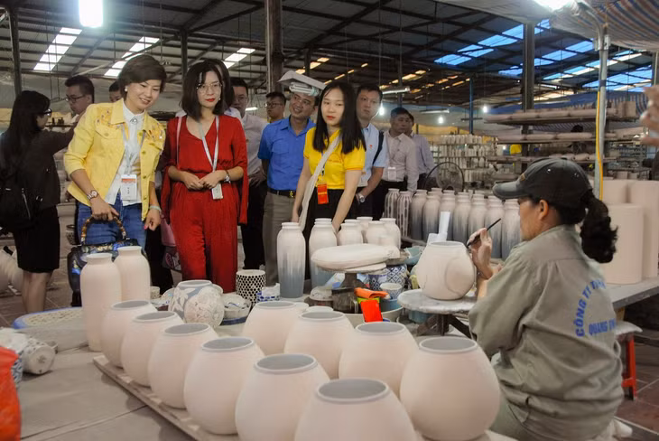 Đoàn tham qua xưởng sản xuất gốm của Công ty TNHH Quang Vinh (Đông Triều).