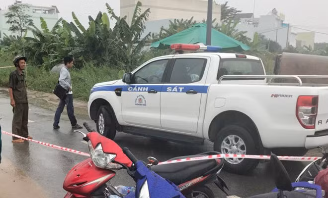 Công an khám nghiệm hiện trường vụ cướp. Ảnh: Thái Linh.