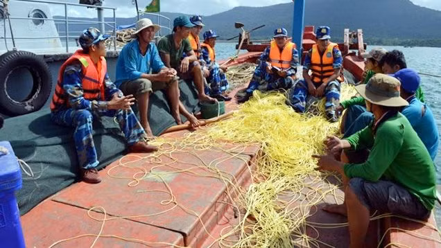 Bộ đội Biên phòng Kiên Giang tuyên truyền đến ngư dân những quy định của Nhà nước về khai thác, đánh bắt hải sản trên biển. Ảnh: LÊ SEN