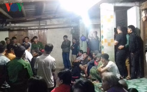 Gia đình và bà con lối xóm tổ chức lễ mai táng cho chị Ch và con trai.