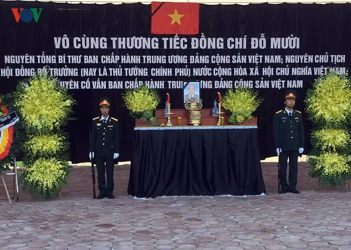 Ngay từ sớm, tại xã Đông Mỹ, huyện Thanh Trì, Hà Nội - quê hương của nguyên Tổng Bí thư Đỗ Mười, các đoàn đại biểu chính quyền địa phương, bà con họ hàng, nhân dân đã đến đặt vòng hoa viếng và thắp nén tâm hương tỏ lòng thành kính nguyên Tổng Bí thư Đỗ Mười.