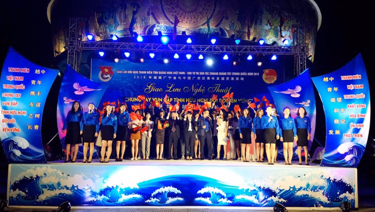 Đại biểu thanh niên tỉnh Quảng Ninh và tỉnh Quảng Tây cùng cất vang lời bài hát Bài ca thanh niên hữu nghị Việt - Trung.