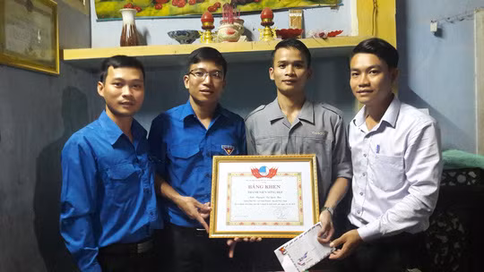 Anh Nguyễn Vũ Quốc Bảo (thứ hai từ phải sang) được trao bằng khen vì có hành động dũng cảm