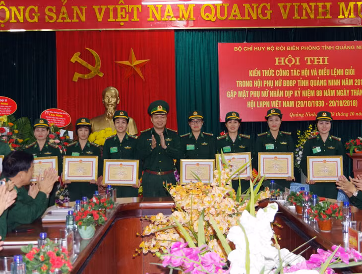 Đại tá Trần Văn Bừng, Bí thư Đảng ủy, Chính ủy BĐBP tỉnh trao thưởng cho những thí sinh đoạt thành tích xuất sắc trong hội thi. Ảnh: Xuân Hùng (BĐBP tỉnh)