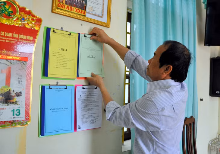 Cán bộ khu 4, thị trấn Trới niêm yết công khai Quy ước hoạt động của khu phố mới được sửa đổi, bổ sung, nhằm tuyên truyền đến rộng rãi các tầng lớp nhân dân về Bộ quy tắc ứng xử “Tự tin là công dân Hoành Bồ”.