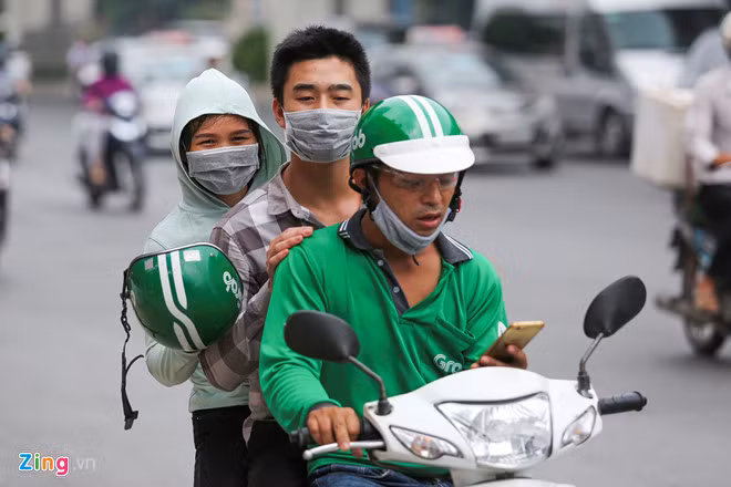 Tình trạng tài xế xe ôm công nghệ vi phạm luật giao thông khá phổ biến hiện nay. Ảnh: Việt Hùng.