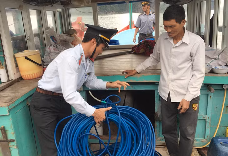Lực lượng chức năng tịch thu tang vật là dụng cụ phục vụ nghề lặn.