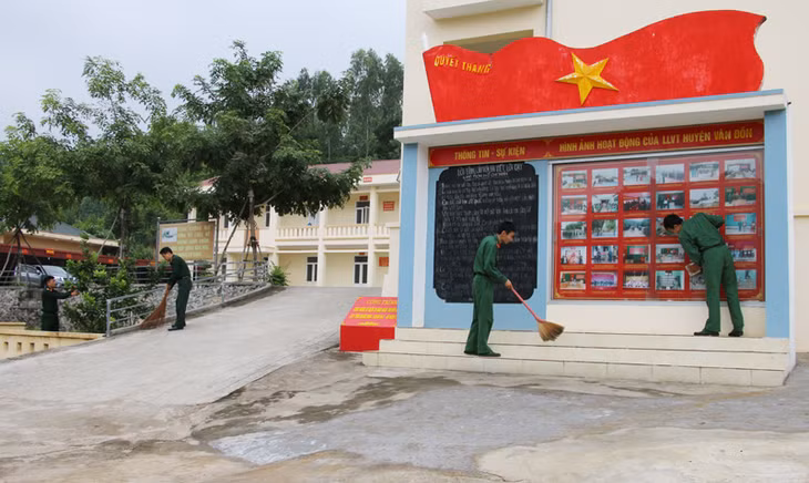 CBCS Ban CHQS huyện Vân Đồn tham gia vệ sinh giữ gìn doanh trại sáng, xanh, sạch, đẹp.