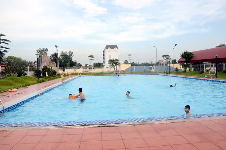 Trẻ em học bơi ở bể bơi Trung tâm Văn hóa và Thể thao xã Xuân Sơn, TX Đông Triều