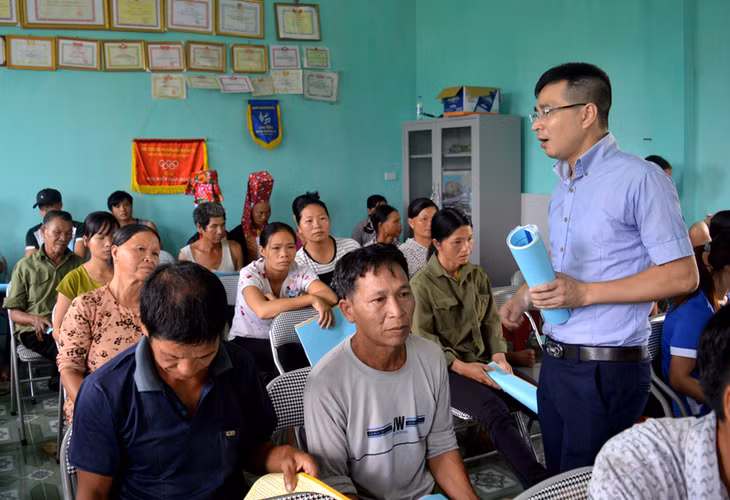 Cán bộ Trung tâm Trợ giúp pháp lý Nhà nước tỉnh, Sở Tư pháp tuyên truyền pháp luật cho người dân.