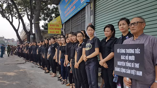 Đông đảo người dân huyện Thanh Trì bày tỏ niềm tiếc thương nguyên Tổng Bí thư Đỗ Mười. Ảnh: TTXVN