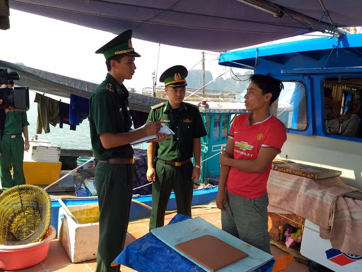 Cán bộ Hải đội 2 Biên phòng đẩy mạnh tuyên truyền cho ngư dân về bảo vệ nguồn lợi thủy sản