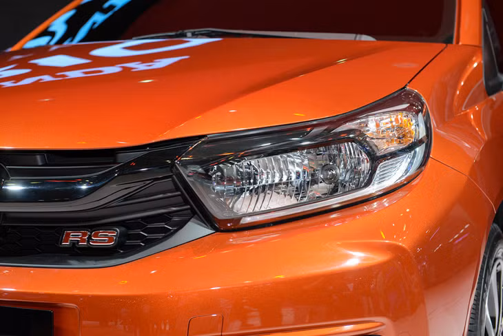Thiết kế của xe mang đặc trưng của Honda với lưới tản nhiệt 'Exciting H Design' gồm một thanh ngang cỡ lớn nằm giữa. Đèn pha halogen và dải đèn định vị ban ngày LED nằm ngay phía dưới. Phần cản trước khi thiết kế mang nhiều cảm hứng từ "đàn anh" Jazz.