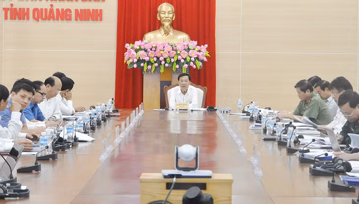 Bí thư Tỉnh ủy Nguyễn Văn Đọc phát biểu kết luận cuộc họp.