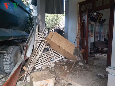 Căn nhà bị hư hỏng nặng.