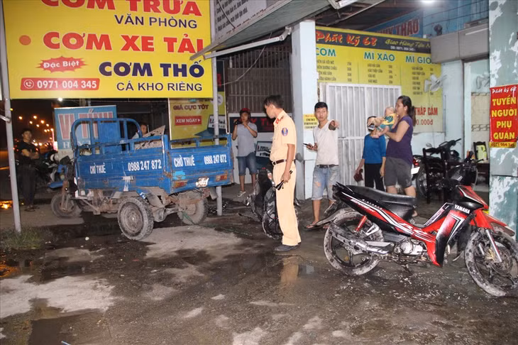 Bị xe ôtô tông từ phía sau, xe ba gác mất lái lao về phía quán cơm.