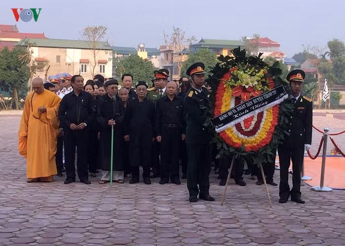 Đoàn đại biểu Huyện ủy, HĐND, UBND, Ủy ban MTTQ huyện Thanh Trì, do đồng chí Trần Văn Khương, Bí thư Huyện ủy dẫn đầu vào viếng.