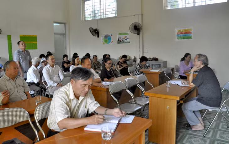 Sinh hoạt chi bộ tháng 10 của Chi bộ khu 1, phường Hồng Hải, TP Hạ Long. Ảnh: Thu Nguyệt