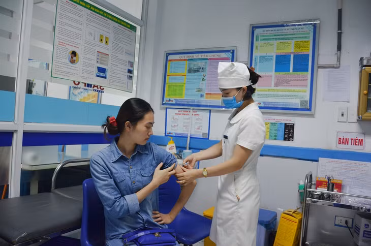 Tiêm phòng vắc-xin phòng bệnh trước hôn nhân hoặc trước khi mang thai.