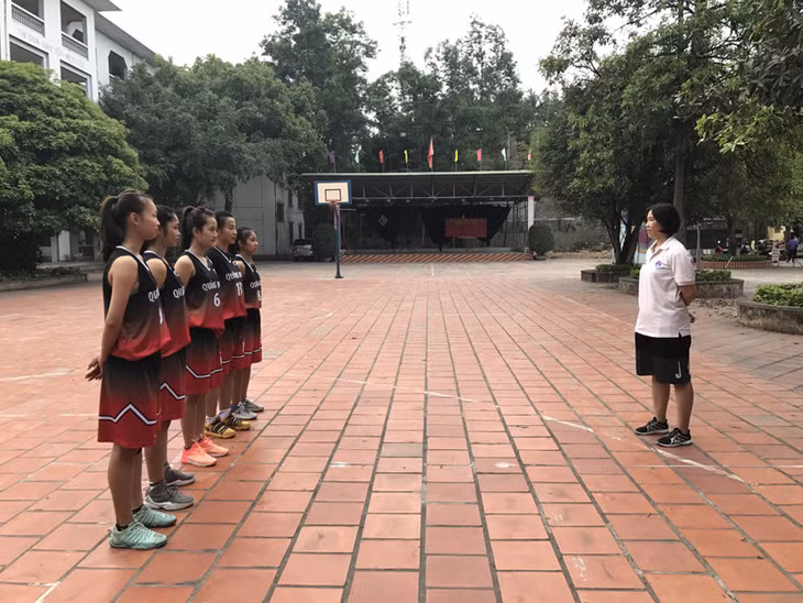 HLV Lê Thị Hương đang truyền đạt kiến thức cho các VĐV 