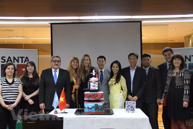 Đại diện ngoại giao các nước tại Argentina, lãnh đạo tỉnh Santa Fe và doanh nghiệp lữ hành tham dự Tuần Văn hóa Du lịch Việt Nam tại Argentina nhân kỷ niệm 45 năm thiết lập quan hệ ngoại giao hai nước. (Ảnh: Phương Lan/Vietnam+)