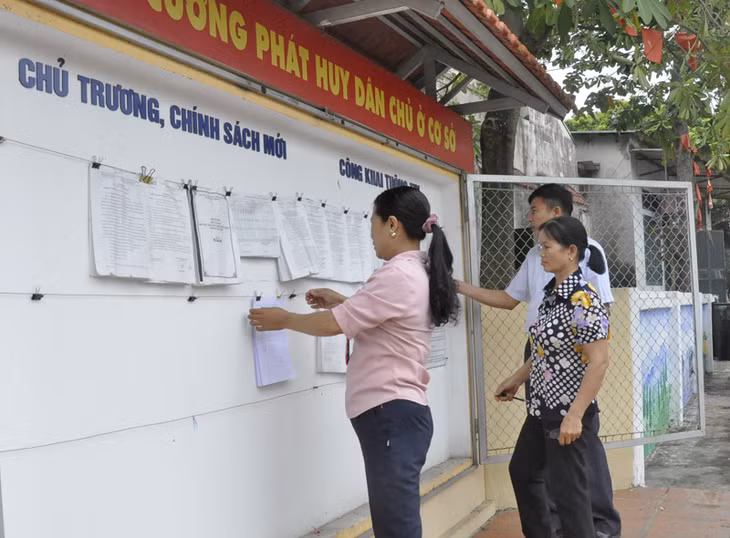 Các chủ trương, chính sách mới của trung ương, tỉnh, thị xã và thôn được niêm yết công khai tại bảng thông tin Nhà văn hoá khu Cổ Giảng, phường Kim Sơn (TX Đông Triều). Ảnh:Thu Nguyệt.
