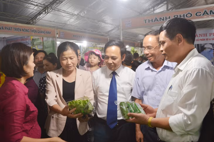 Các dại biểu thăm quan gian hàng của TX Quảng Yên