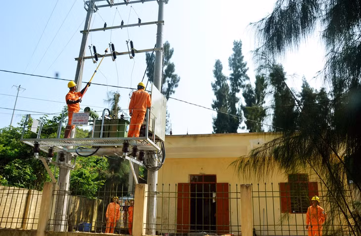 Công nhân Điện lực Quảng Ninh thực hiện các thao tác chuẩn bị đóng điện cho xã đảo Cái Chiên tại trạm biến áp Cái Chiên 2