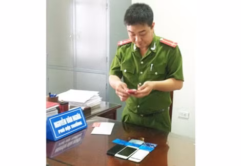 Công an TP Nam ĐỊnh kiểm tra tang vật thu giữ của các đối tượng lừa chuyển tiền qua điện thoại.