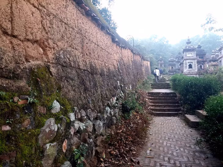 Dãy tường trình cổ bằng đất bao quanh là một trong những nét độc đáo của chùa Bổ Đà.
