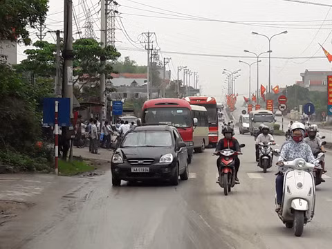 Các phương tiện đỗ tràn lan đón khách tại ngã 3 Tiêu Giao. Ảnh chụp lúc 8 giờ ngày 30/4