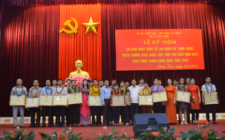 UBND thị xã Đông Triều tặng giấy khen cho 30 công nhân tiên tiến tiêu biểu năm 2015.