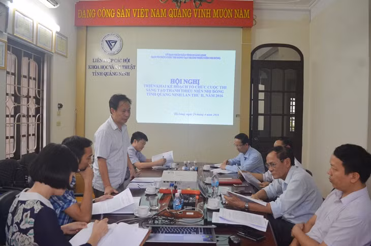 Phó Chủ tịch Thường trực kiêm Tổng thư ký Liên hiệp các Hội Khoa học và Kỹ thuật tỉnh báo cáo kết quả cuộc thi năm 2015.